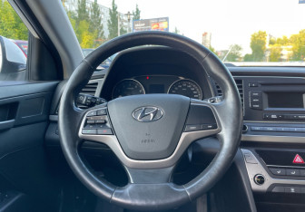 Подержанный автомобиль Hyundai Elantra Sedan 2017 года (14 фото)