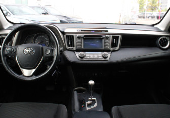 Подержанный автомобиль Toyota RAV4 2014 года (9 фото)
