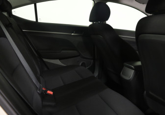 Подержанный автомобиль Hyundai Elantra Sedan 2018 года (10 фото)
