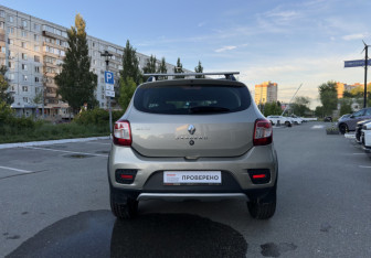 Подержанный автомобиль Renault Sandero 2017 года (6 фото)