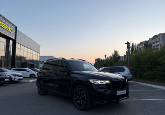 Подержанный автомобиль BMW X7 2021 года (3 фото)
