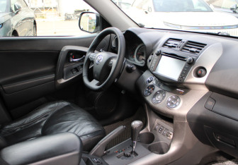 Подержанный автомобиль Toyota RAV4 2011 года (8 фото)