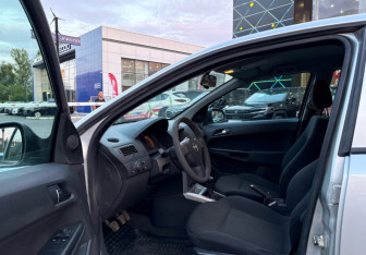 Подержанный автомобиль Opel Astra Hatchback 2010 года (9 фото)