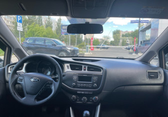 Подержанный автомобиль Kia Ceed Hatchback 2013 года (11 фото)