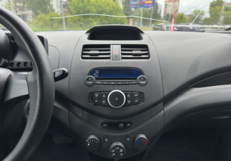 Подержанный автомобиль Chevrolet Spark 2012 года (13 фото)
