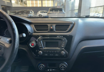 Подержанный автомобиль Kia Rio Hatchback 2012 года (11 фото)