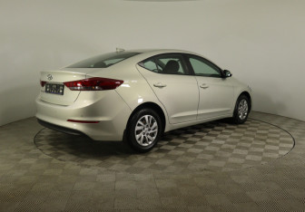 Подержанный автомобиль Hyundai Elantra Sedan 2018 года (5 фото)