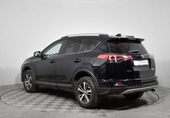 Подержанный автомобиль Toyota RAV4 2017 года (8 фото)