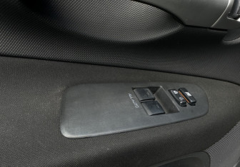 Подержанный автомобиль Toyota Auris Hatchback 2010 года (15 фото)