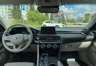 Подержанный автомобиль Genesis G70 2019 года (11 фото)