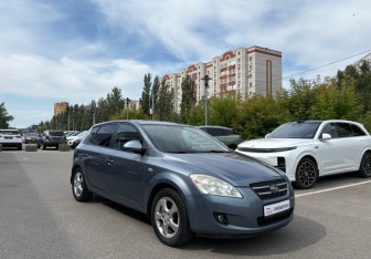 Подержанный автомобиль Kia Ceed Hatchback 2008 года (3 фото)