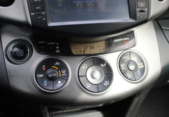 Подержанный автомобиль Toyota RAV4 2011 года (12 фото)