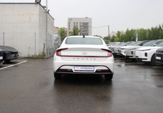 Подержанный автомобиль Hyundai Sonata 2021 года (4 фото)