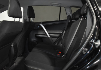 Подержанный автомобиль Toyota RAV4 2017 года (20 фото)