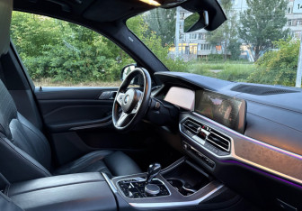 Подержанный автомобиль BMW X7 2021 года (10 фото)