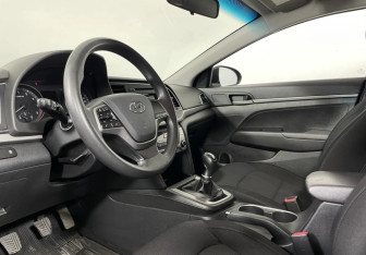Подержанный автомобиль Hyundai Elantra Sedan 2017 года (8 фото)