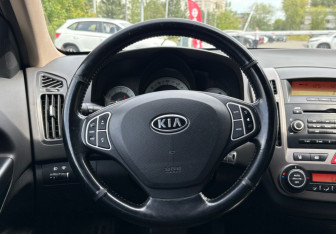 Подержанный автомобиль Kia Ceed Hatchback 2008 года (14 фото)