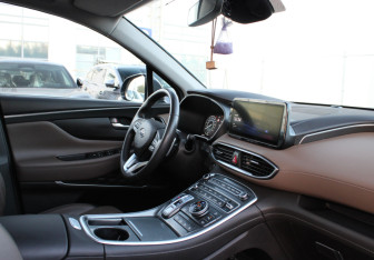 Подержанный автомобиль Hyundai Santa Fe 2021 года (8 фото)