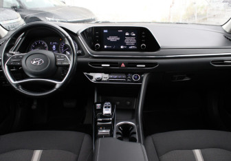 Подержанный автомобиль Hyundai Sonata 2021 года (8 фото)