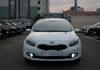 Подержанный автомобиль Kia Ceed Hatchback 2014 года (3 фото)