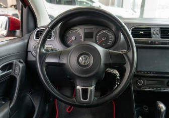 Подержанный автомобиль Volkswagen Polo Sedan 2012 года (10 фото)