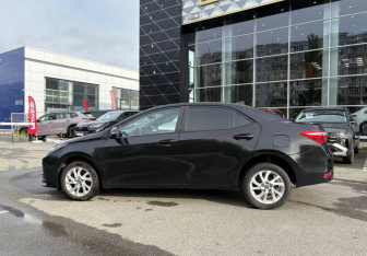 Подержанный автомобиль Toyota Corolla Sedan 2018 года (8 фото)