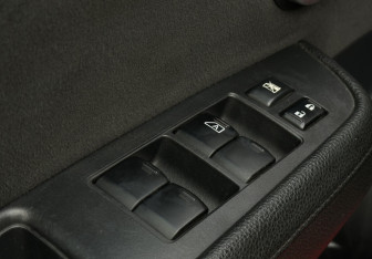 Подержанный автомобиль Nissan Tiida Hatchback 2012 года (15 фото)