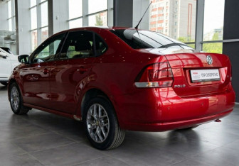 Подержанный автомобиль Volkswagen Polo Sedan 2012 года (7 фото)