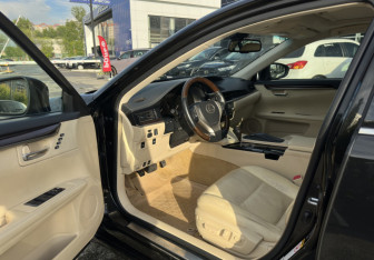 Подержанный автомобиль Lexus ES 2014 года (9 фото)