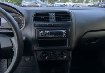 Подержанный автомобиль Volkswagen Polo Sedan 2012 года (11 фото)
