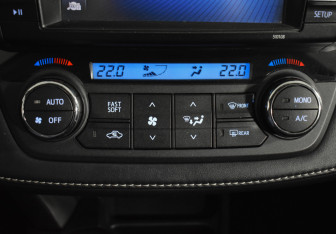 Подержанный автомобиль Toyota RAV4 2017 года (16 фото)