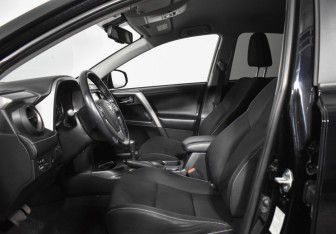 Подержанный автомобиль Toyota RAV4 2017 года (11 фото)