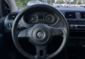 Подержанный автомобиль Volkswagen Polo Sedan 2012 года (10 фото)