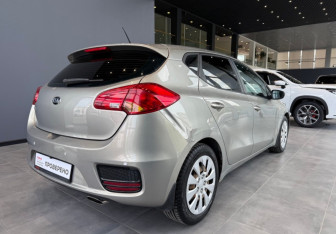 Подержанный автомобиль Kia Ceed Hatchback 2015 года (4 фото)