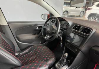 Подержанный автомобиль Volkswagen Polo Sedan 2012 года (13 фото)