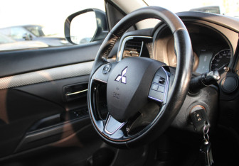 Подержанный автомобиль Mitsubishi Outlander 2016 года (11 фото)