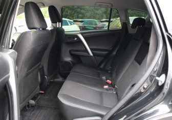 Подержанный автомобиль Toyota RAV4 2014 года (10 фото)