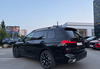 Подержанный автомобиль BMW X7 2021 года (7 фото)