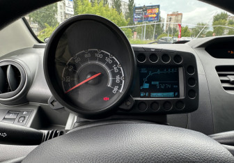 Подержанный автомобиль Chevrolet Spark 2012 года (16 фото)
