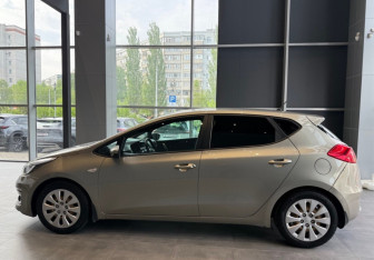 Подержанный автомобиль Kia Ceed Hatchback 2015 года (2 фото)