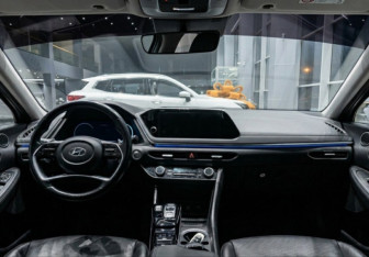 Подержанный автомобиль Hyundai Sonata 2021 года (13 фото)