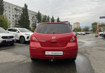 Подержанный автомобиль Nissan Tiida Hatchback 2012 года (6 фото)