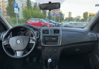 Подержанный автомобиль Renault Sandero 2017 года (11 фото)