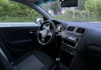 Подержанный автомобиль Volkswagen Polo Sedan 2012 года (16 фото)