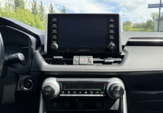 Подержанный автомобиль Toyota RAV4 2021 года (13 фото)