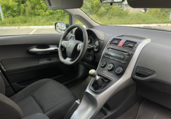 Подержанный автомобиль Toyota Auris Hatchback 2010 года (10 фото)