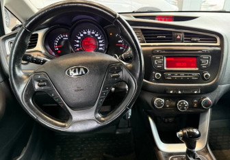 Подержанный автомобиль Kia Ceed Hatchback 2015 года (10 фото)