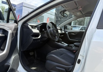 Подержанный автомобиль Toyota RAV4 2021 года (9 фото)