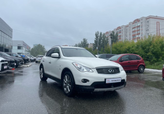 Подержанный автомобиль Infiniti QX50 2014 года (3 фото)