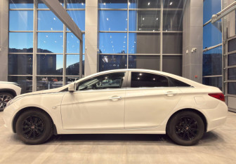 Подержанный автомобиль Hyundai Sonata 2012 года (8 фото)